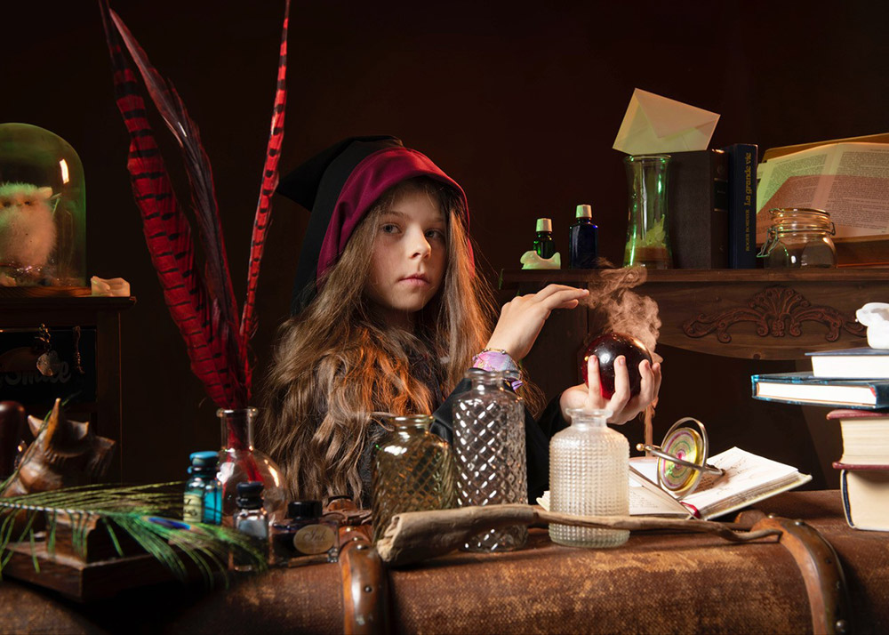 Enfants en costume de sorcier préparant une potion magique pendant un shooting photo thématique Harry Potter