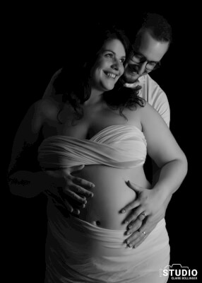 Shooting photo de grossesse couple noir et blanc