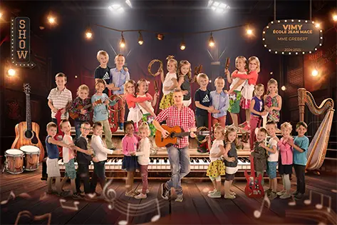 Photo de classe originale et amusante réalisée par Hervéline pour un établissement scolaire en Alsace, avec incrustation sur fond vert et retouche numérique
