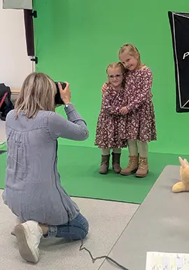Élèves d'une école alsacienne intégrés dans un décor thématique grâce à la technique du fond vert, pour une photo de classe originale avec Pixvert